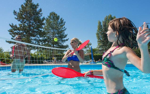 Tennis dans l'eau aux Rives de Condrieu